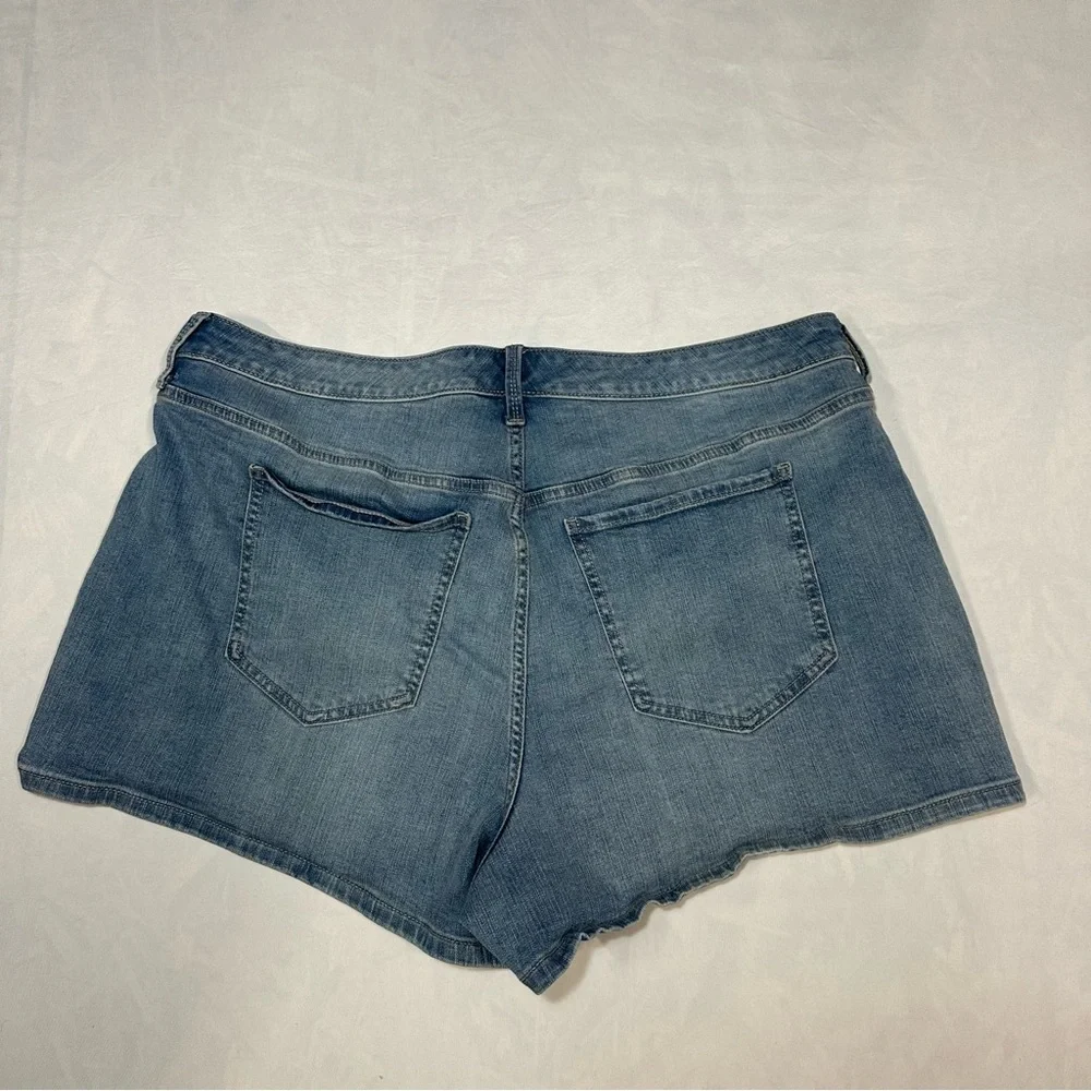 Torrid Mid-Rise shortie Medium Wash Distressed Denim Shorts - Size 18